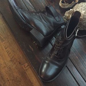 Kenneth Cole ankle boots lace up Vibram sole, heel